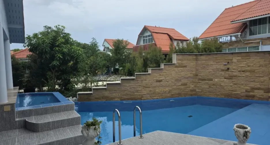 À vendre 11 chambres hôtel à Mueang Rayong, Rayong