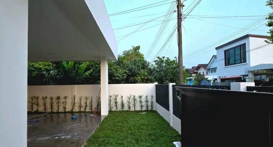 出售 4 卧室 独立屋 在 Mueang Pathum Thani, Pathum Thani