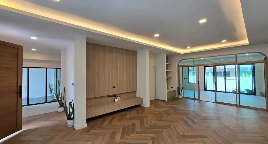 出售 4 卧室 独立屋 在 Mueang Pathum Thani, Pathum Thani