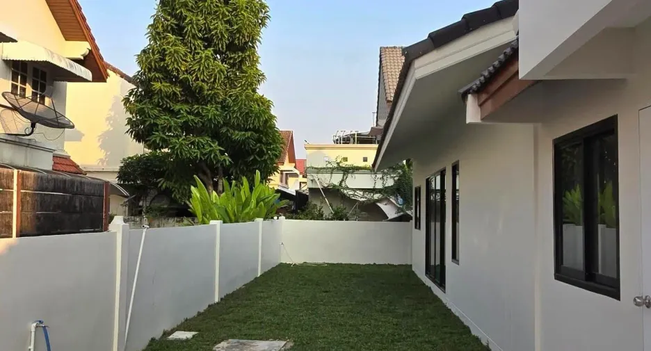 出售 4 卧室 独立屋 在 Mueang Pathum Thani, Pathum Thani