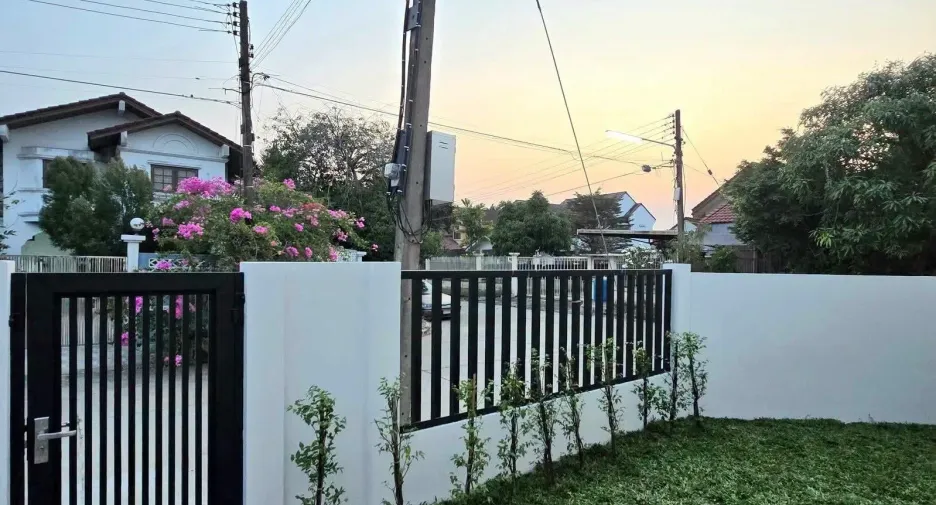 出售 4 卧室 独立屋 在 Mueang Pathum Thani, Pathum Thani