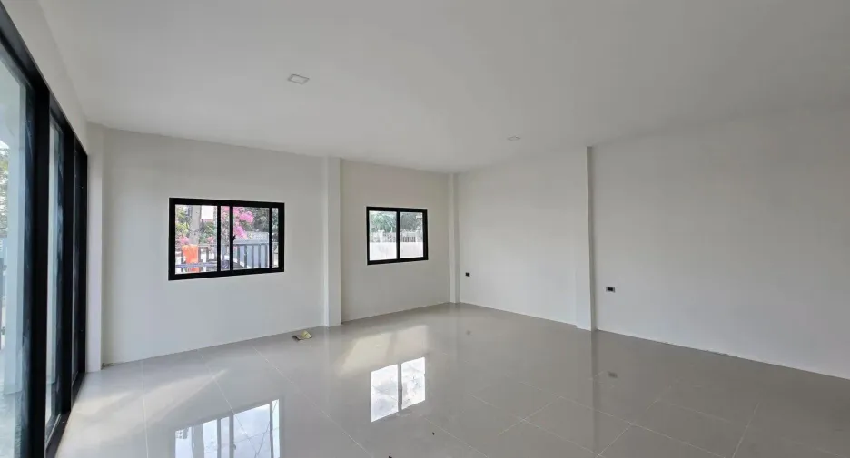 出售 4 卧室 独立屋 在 Mueang Pathum Thani, Pathum Thani