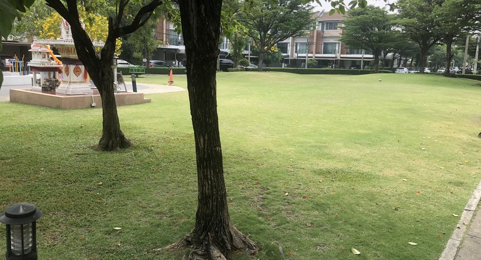 Casa adosada en venta y en alquiler de 3 habitaciones en Bueng Kum, Bangkok