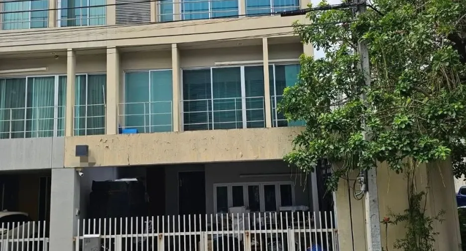 Casa adosada en venta de 3 habitaciones en Suan Luang, Bangkok