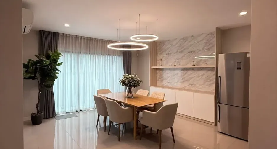 Casa adosada en alquiler de 3 habitaciones en Saphan Sung, Bangkok