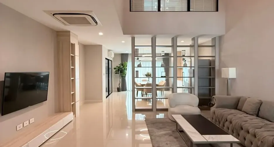 Casa adosada en alquiler de 3 habitaciones en Saphan Sung, Bangkok