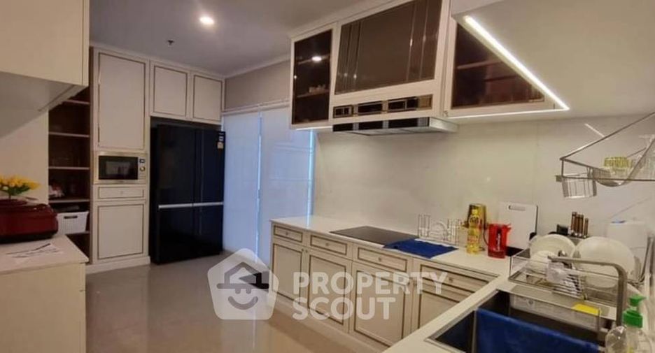 For rent 4 ベッドルーム condo in Huai Khwang, Bangkok