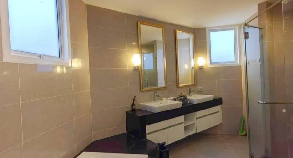 For rent 4 ベッドルーム condo in Huai Khwang, Bangkok