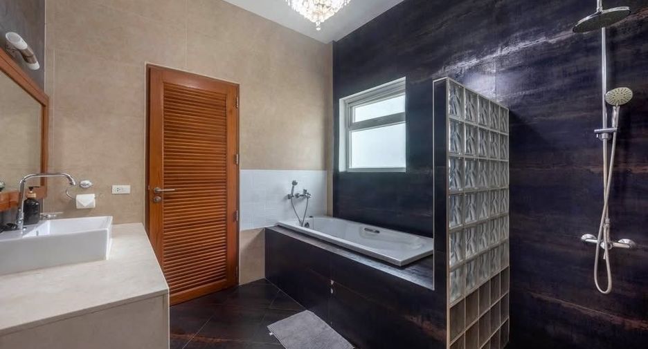 À louer 4 chambres villa à Mueang Phuket, Phuket