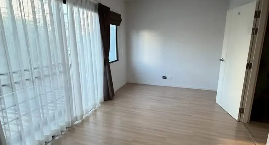 For sale 4 bedrooms townhouse in Prawet, Bangkok