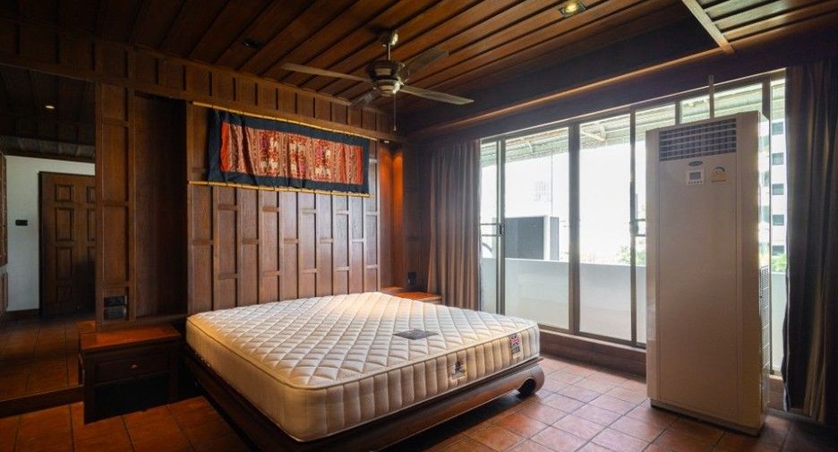 For rent 2 bedrooms condo in Sathon, Bangkok