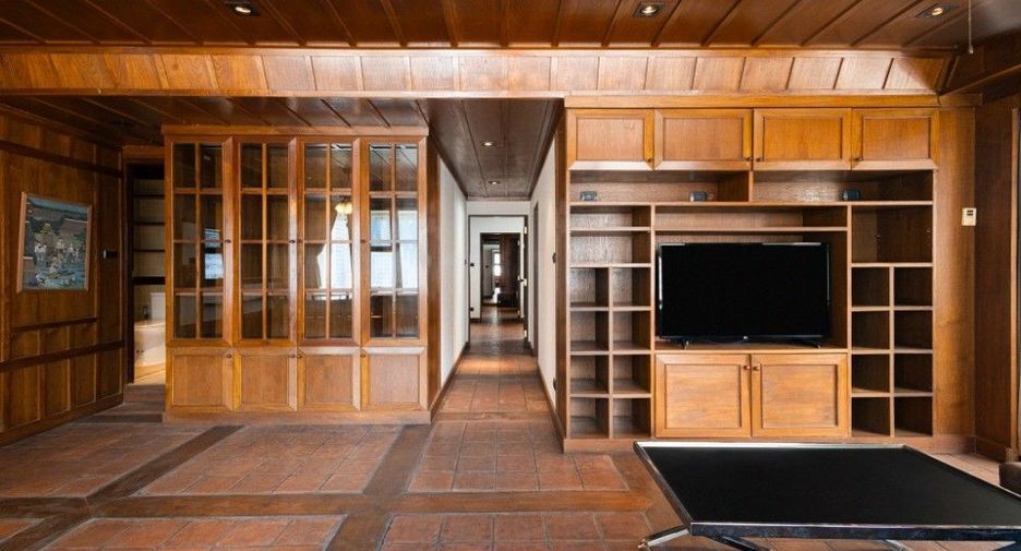 For rent 2 bedrooms condo in Sathon, Bangkok