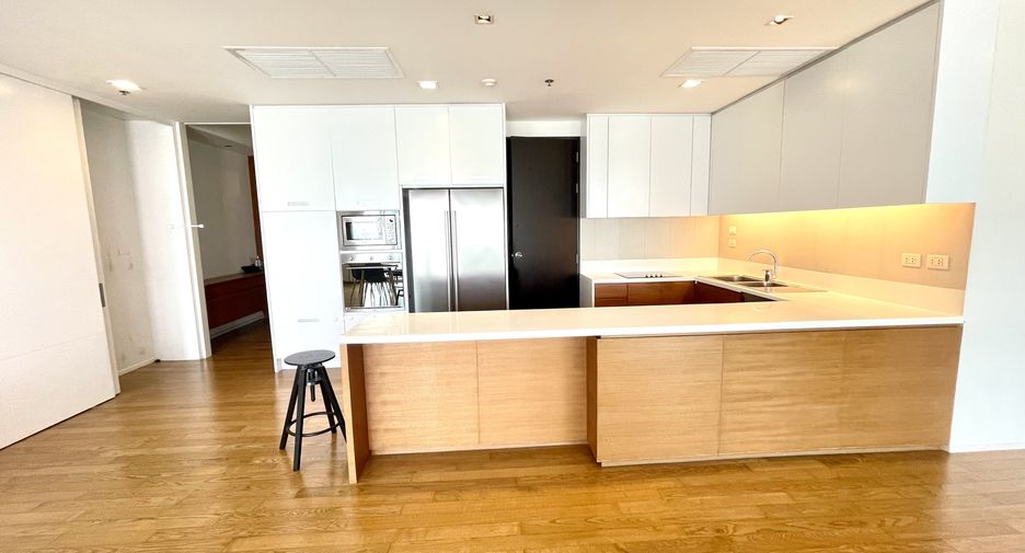 Condo en alquiler de 3 habitaciones en Khlong Toei, Bangkok