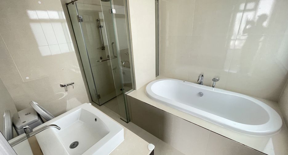Condo en alquiler de 3 habitaciones en Khlong Toei, Bangkok
