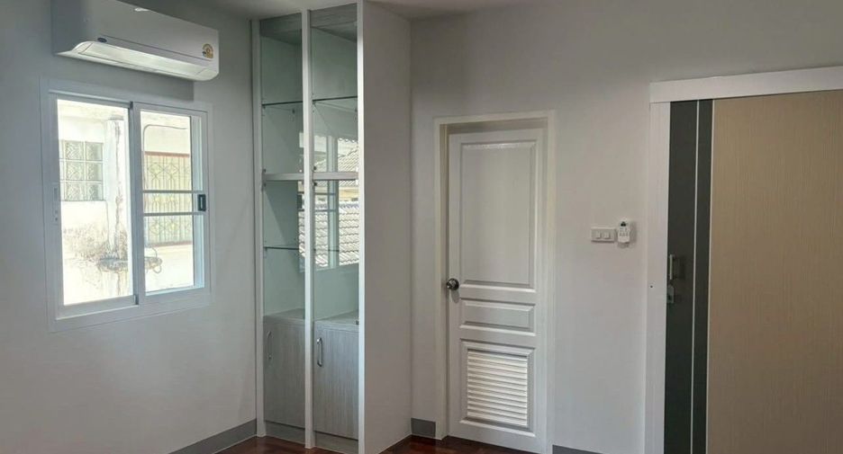Casa en alquiler de 3 habitaciones en Lat Krabang, Bangkok