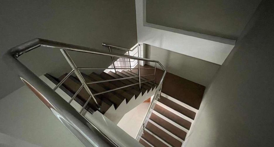 Local comercial en venta de 4 habitaciones en Mueang Chiang Mai, Chiang Mai
