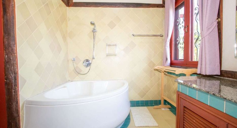 For sale 4 bedrooms house in Saraphi, Chiang Mai