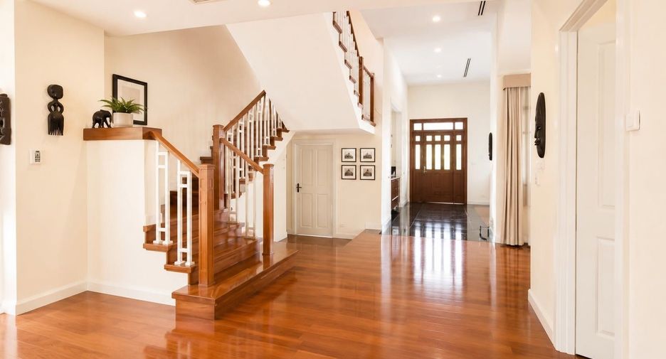 For rent 4 bedrooms house in Watthana, Bangkok