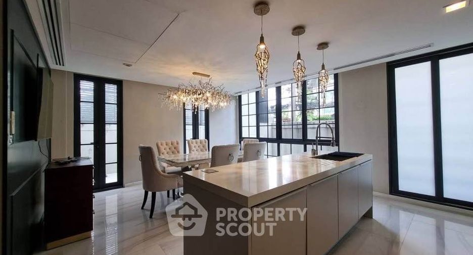 Casa adosada en alquiler de 4 habitaciones en Watthana, Bangkok
