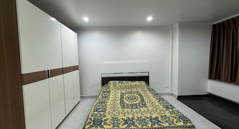 For sale 4 ベッドルーム townhouse in Pratumnak, Pattaya