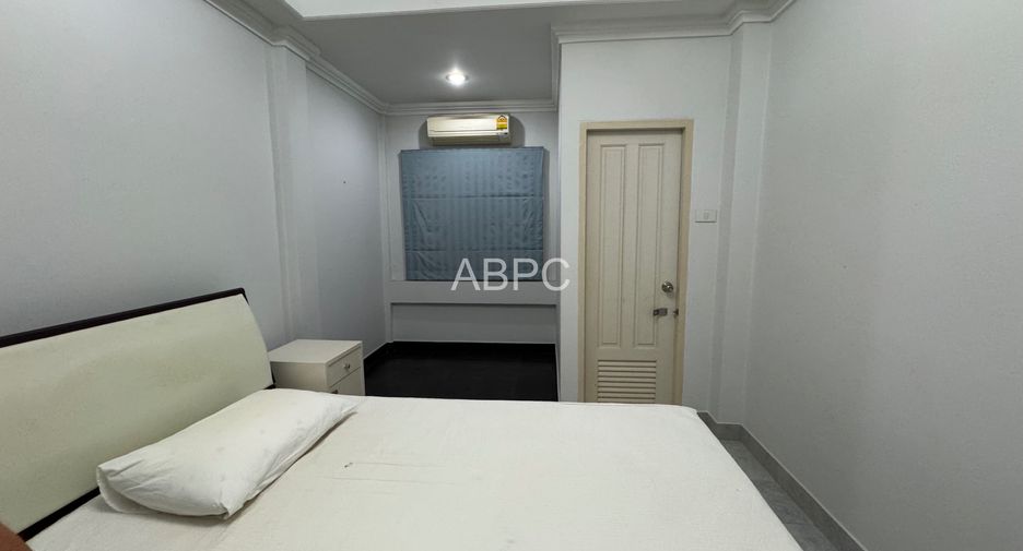 For sale 4 ベッドルーム townhouse in Pratumnak, Pattaya