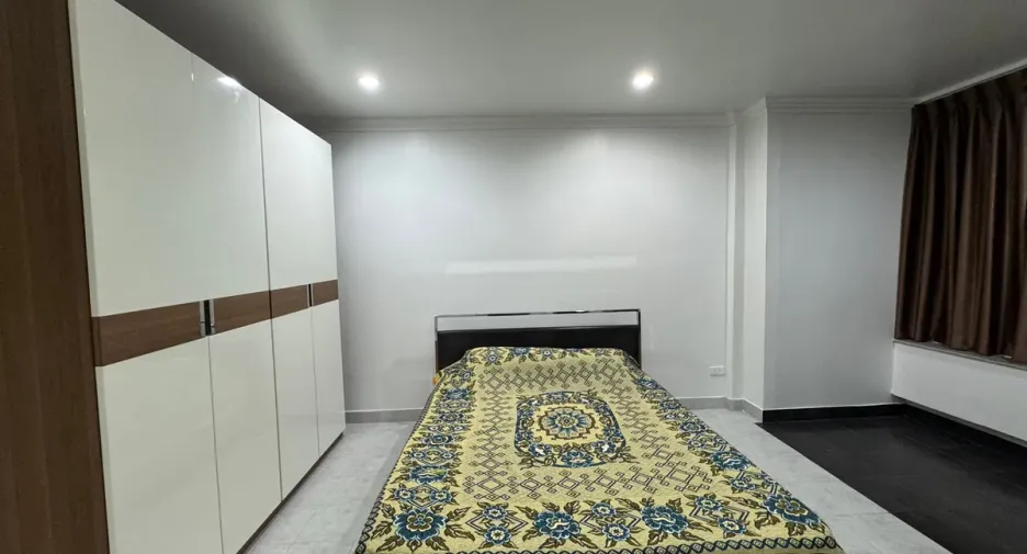For sale 4 bedrooms townhouse in Bang Lamung, Chonburi