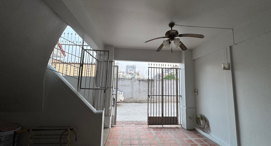 For sale 4 ベッドルーム townhouse in Pratumnak, Pattaya
