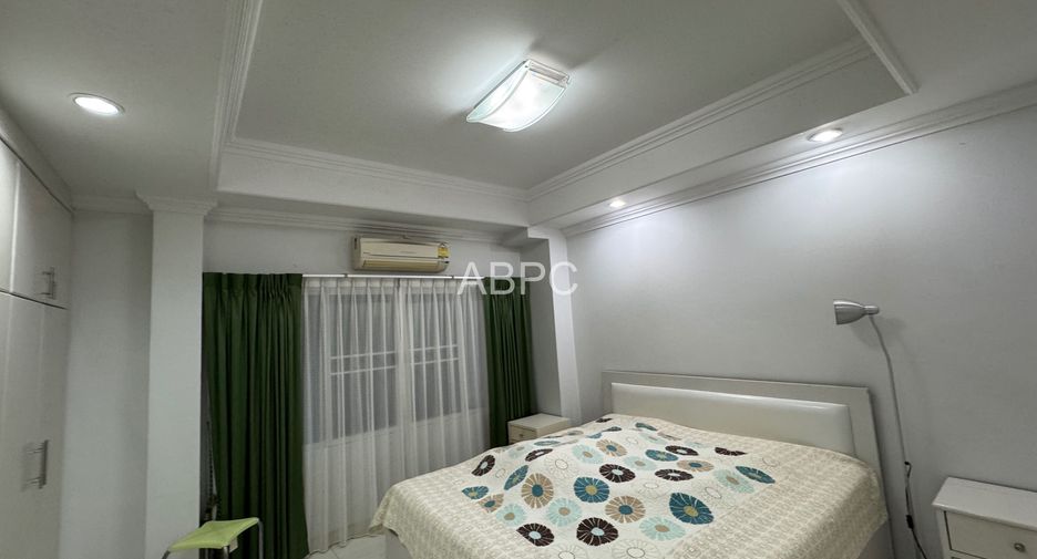 For sale 4 ベッドルーム townhouse in Pratumnak, Pattaya