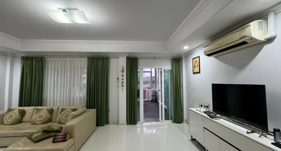 For sale 4 bedrooms townhouse in Bang Lamung, Chonburi
