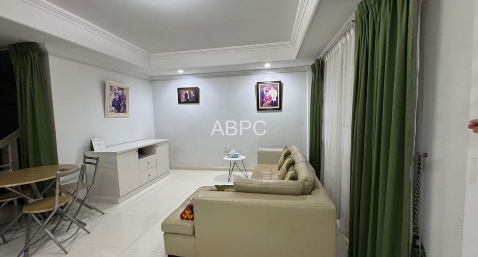 For sale 4 ベッドルーム townhouse in Pratumnak, Pattaya