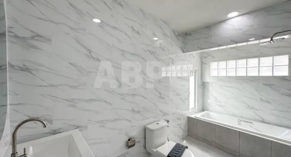 For rent and for sale 6 bedrooms house in Bang Lamung, Chonburi