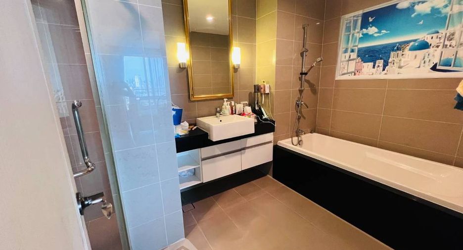 For rent 3 bedrooms condo in Huai Khwang, Bangkok