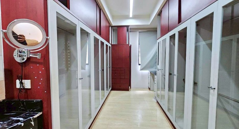 For rent 3 bedrooms condo in Watthana, Bangkok