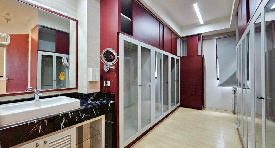 For rent 3 bedrooms condo in Watthana, Bangkok