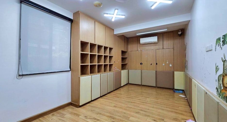 For rent 3 bedrooms condo in Watthana, Bangkok
