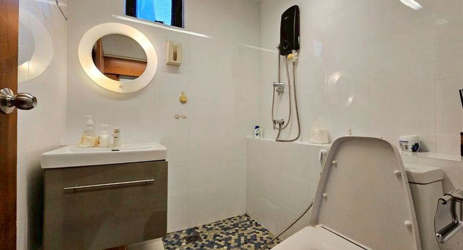 For rent 3 bedrooms condo in Watthana, Bangkok