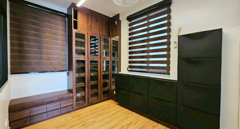 For rent 3 bedrooms condo in Watthana, Bangkok