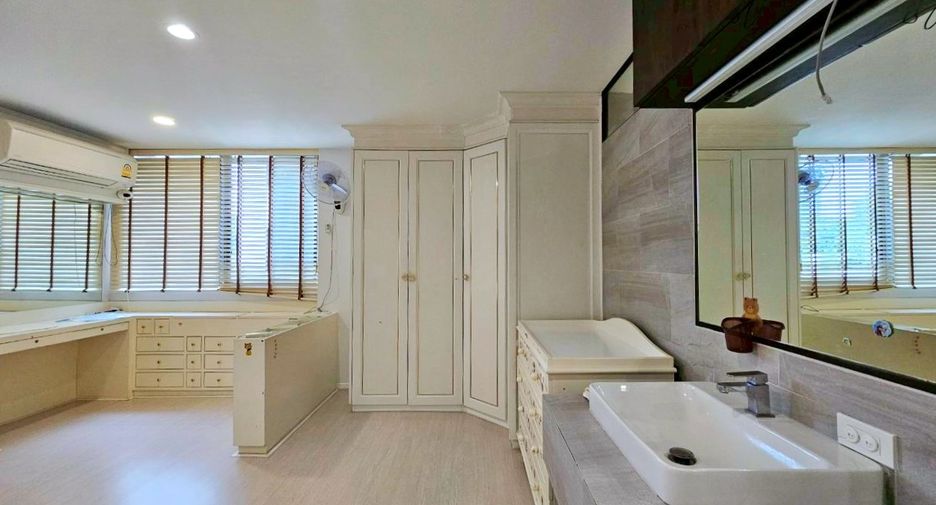 For rent 3 bedrooms condo in Watthana, Bangkok