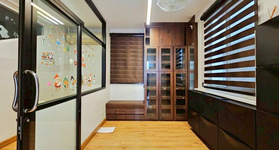 For rent 3 bedrooms condo in Watthana, Bangkok
