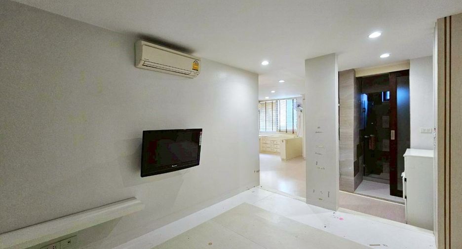 For rent 3 bedrooms condo in Watthana, Bangkok