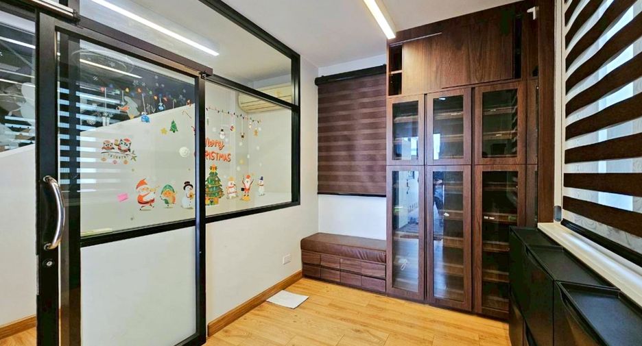 For rent 3 bedrooms condo in Watthana, Bangkok