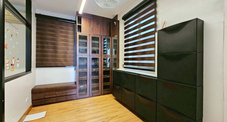 For rent 3 bedrooms condo in Watthana, Bangkok