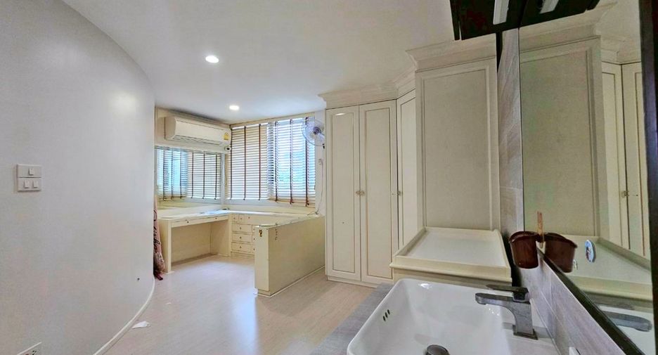 For rent 3 bedrooms condo in Watthana, Bangkok