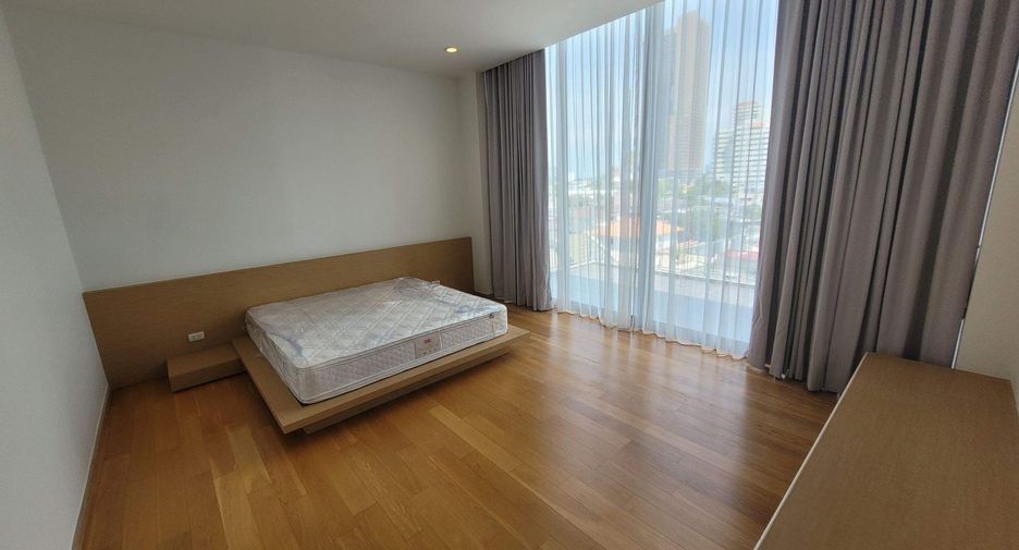 For rent 4 bedrooms condo in Khlong Toei, Bangkok