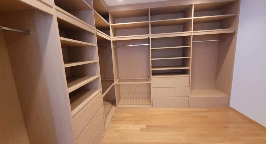 For rent 4 bedrooms condo in Khlong Toei, Bangkok