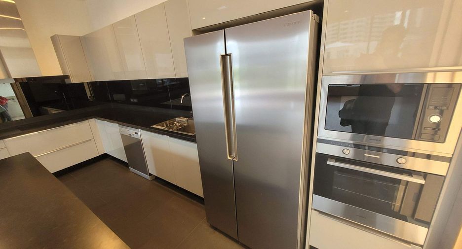 For rent 4 bedrooms condo in Khlong Toei, Bangkok
