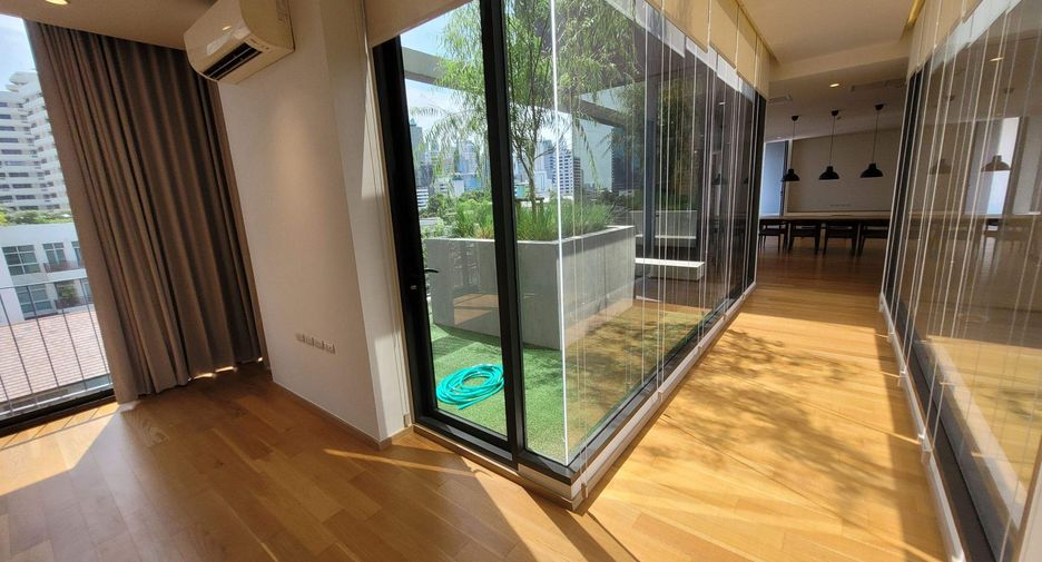 For rent 4 bedrooms condo in Khlong Toei, Bangkok