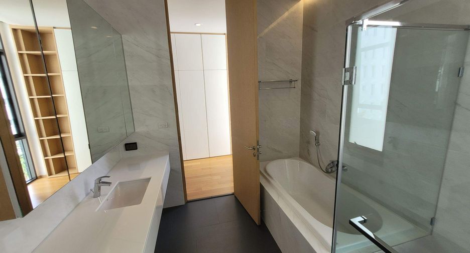 For rent 4 bedrooms condo in Khlong Toei, Bangkok