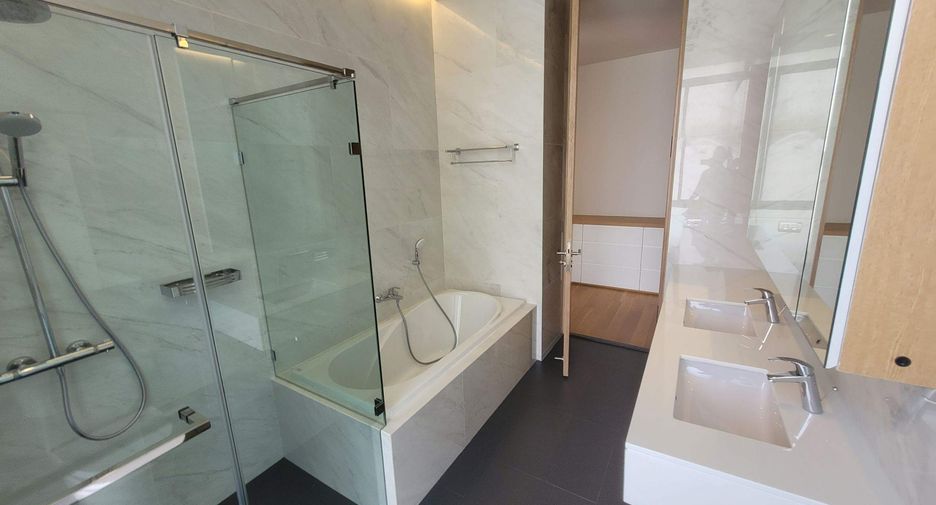 For rent 4 bedrooms condo in Khlong Toei, Bangkok