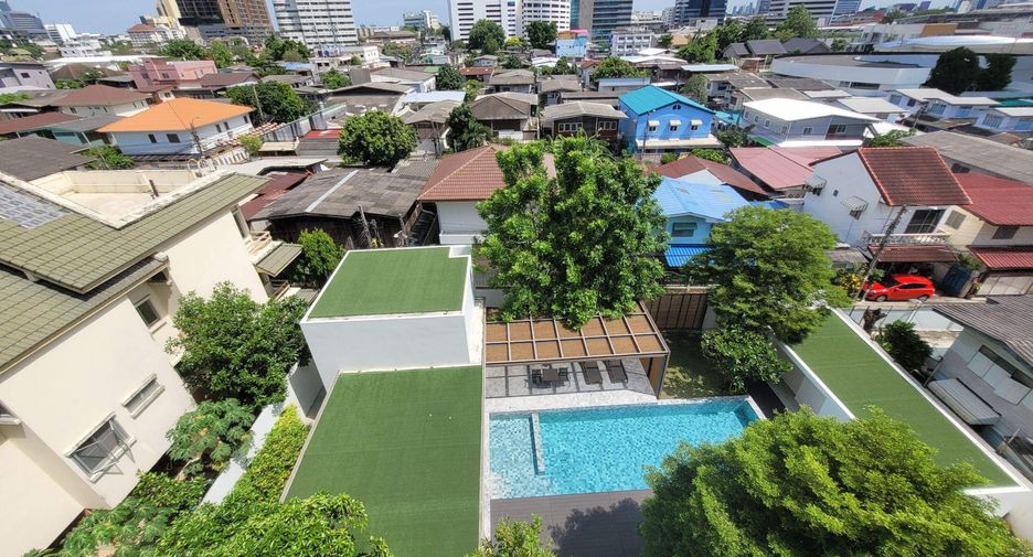 For rent 4 bedrooms condo in Khlong Toei, Bangkok